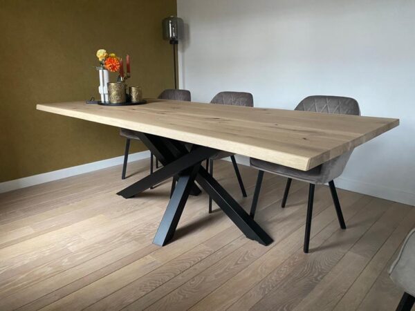 Eiken boomstam tafel met Twist onderstel