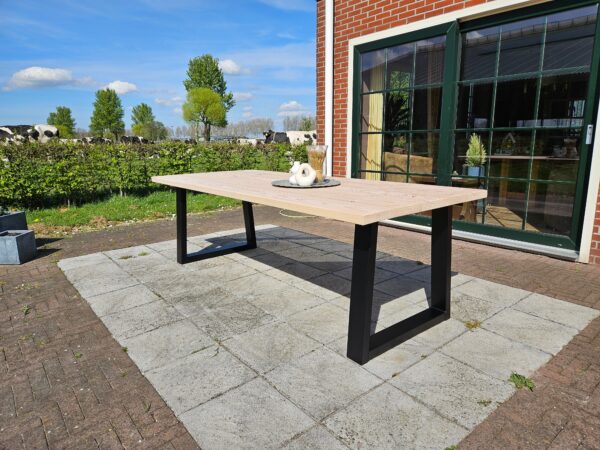 Douglashout Tuintafel met Trapezium poten