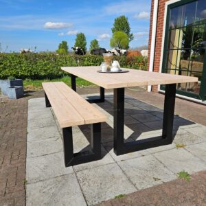 Douglashout Tuintafel met U Poten